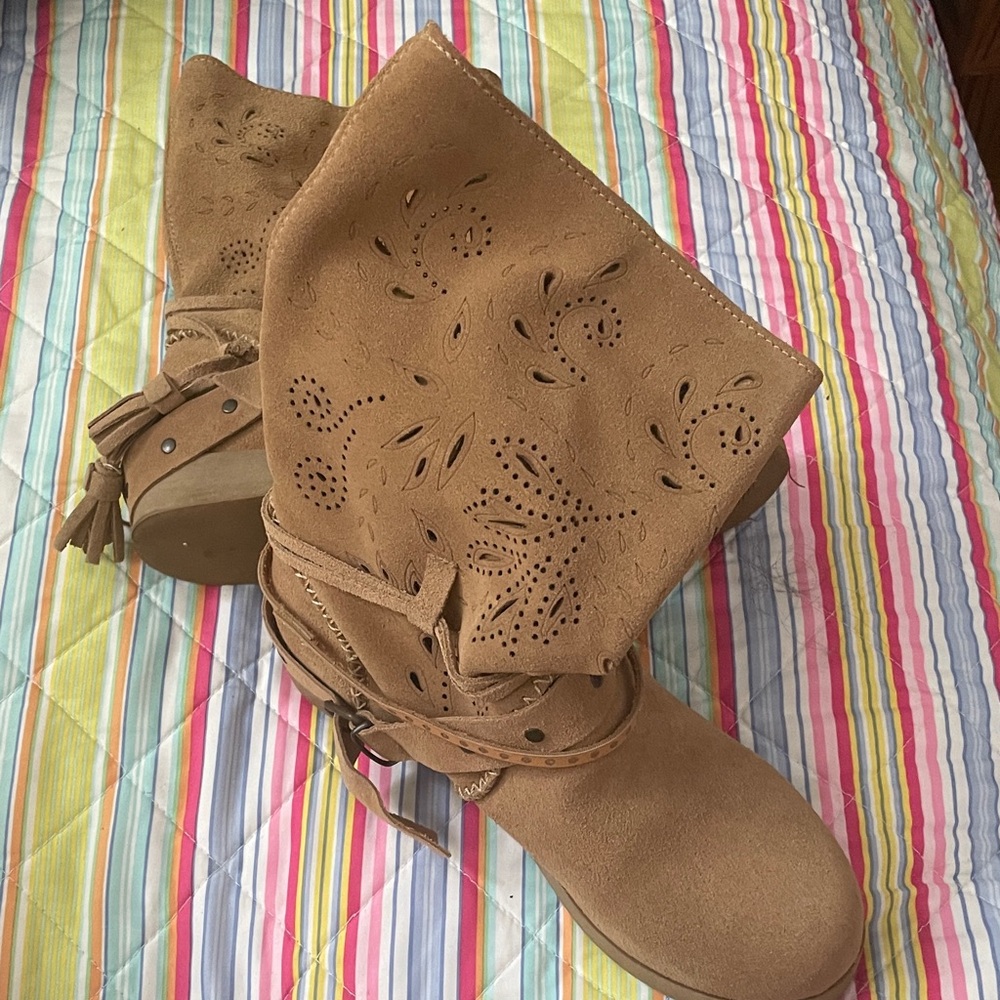 Stylish Tan Women's Boots